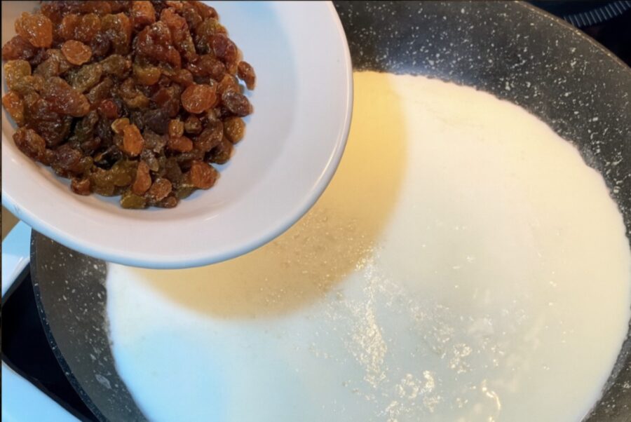 Beru rozīnes verdošā pienā: šo recepti uzzināju tikai 50 gadu vecumā: Kēkss pagatavojams ātri, garšo lieliski, un visas sastāvdaļas ir pavisam vienkāršas