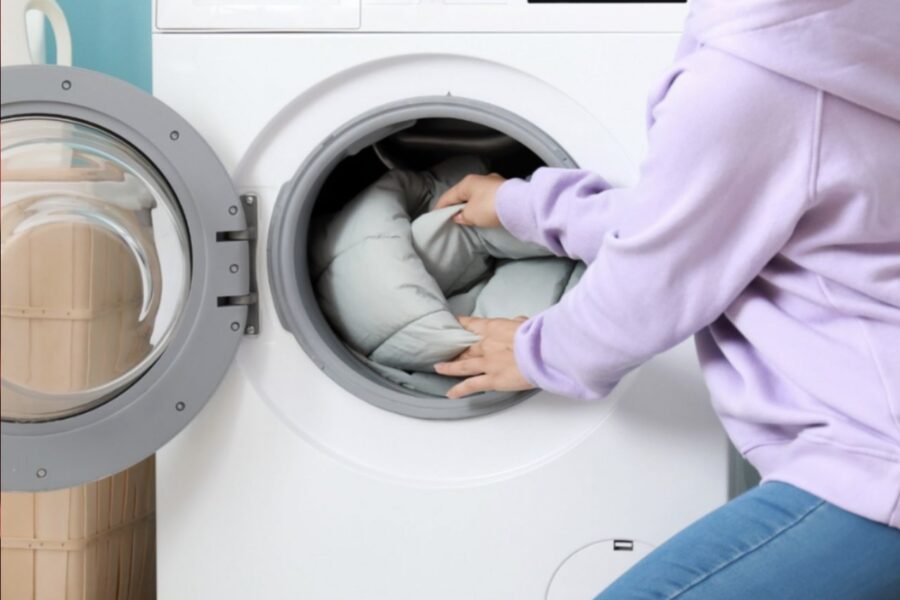 Ielejiet dažus pilienus un iemetiet veļas mašīnas tvertnē: pūku jaka būs pufīga un aromātiska
