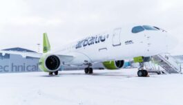 “airBaltic” flotes papildinājums: Rīgā nolaidies jaunākais gaisa kuģis