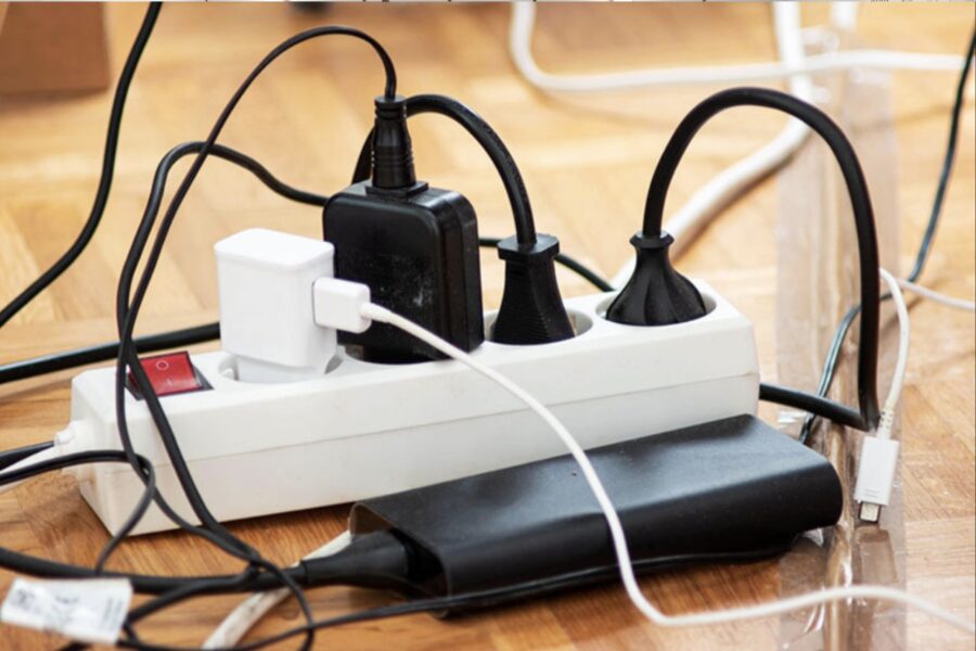 Ko nedrīkst slēgt pagarinātājā: 8 ierīču “melnais saraksts”