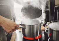 “Es gadiem pieļāvu šo kļūdu”: tikai vakar vecmāmiņa Rasma man atklāja, kāpēc daži produkti necieš vārīšanu zem vāka