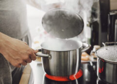 “Es gadiem pieļāvu šo kļūdu”: tikai vakar vecmāmiņa Rasma man atklāja, kāpēc daži produkti necieš vārīšanu zem vāka