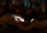 Uz galda atstāts telefons izpostīja vīrieša 10 gadus ilgušo laulību un karjeru: “Jānis, riepu meistars” ar sievietes balsi