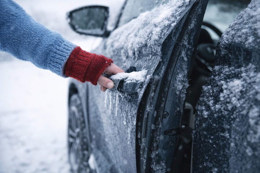 Ledus no auto durvju slēdzenēm pazūdīs ar vienu pavisam parastu virtuves lietu – ne atkausētāju