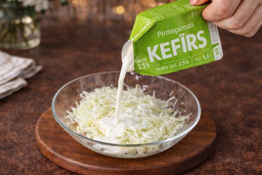 Ja mājās ir kāposts un glāze kefīra, gatavoju gardas pusdienas „no nekā”: recepte tiem, kas novērtē laiku un garšu