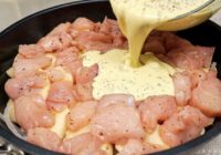 Tik sulīgi un garšīgi, ka burtiski kūst mutē: lieliska vistas un kartupeļu vakariņu recepte vienā pannā