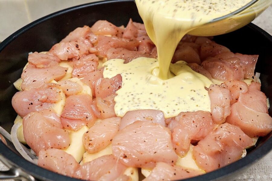 Tik sulīgi un garšīgi, ka burtiski kūst mutē: lieliska vistas un kartupeļu vakariņu recepte vienā pannā