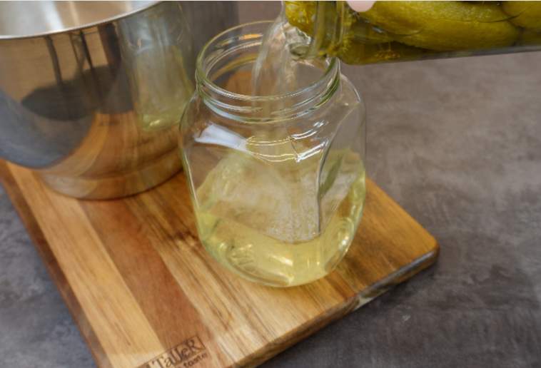 Es nekad neizleju sālījumu no burkas, pastāstīšu ko es ar to daru