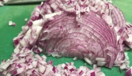 Kāpēc sīpoli vienmēr ir saldi restorānos, bet rūgti mājās: pavāru noslēpums Kāpēc sīpoli vienmēr ir saldi restorānos, bet rūgti mājās: pavāru noslēpums