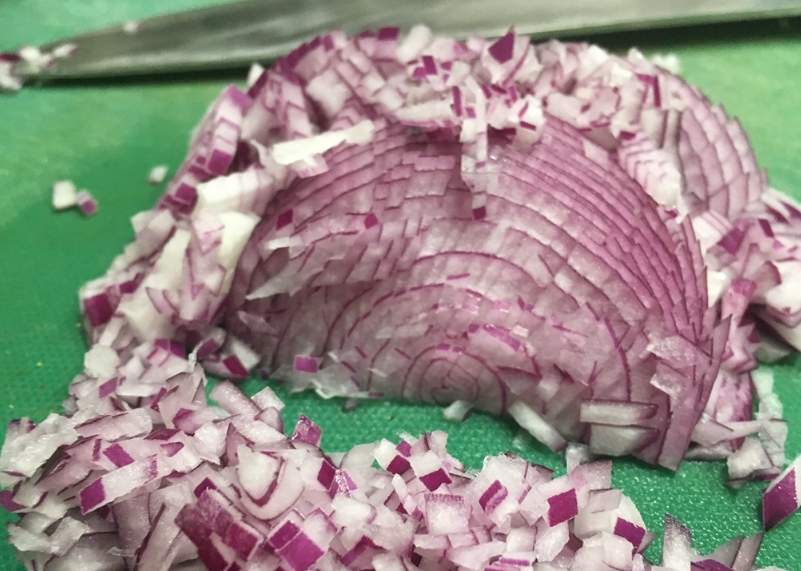 Kāpēc sīpoli vienmēr ir saldi restorānos, bet rūgti mājās: pavāru noslēpums