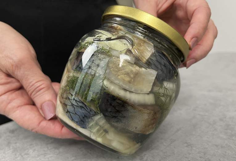 Sāliet siļķes mājās – šī marinēšanas recepte ir ļoti vienkārša un neprasa daudz laika vai pūļu