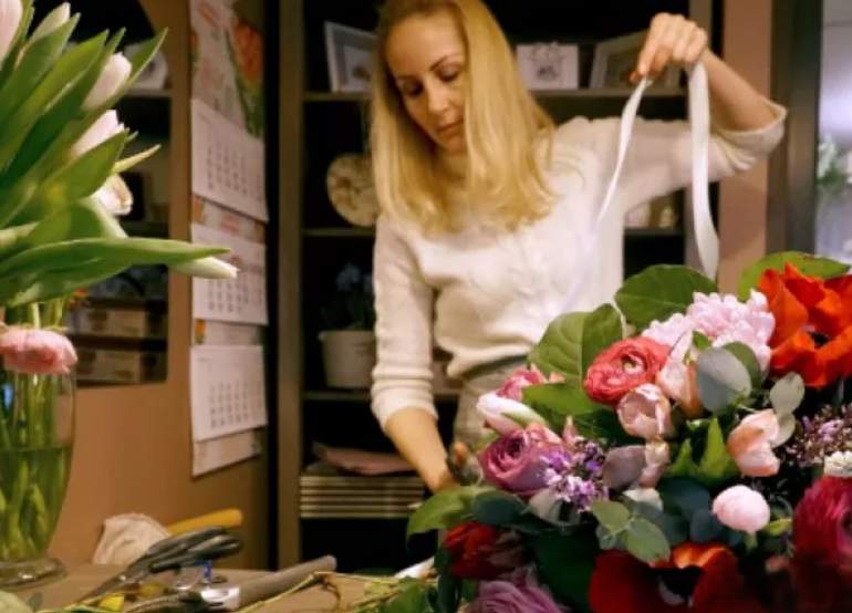 Lāsma strādā ziedu veikalā jau 19 gadus, viņa pastāstīja kas noteikti jāzina pērkot grieztos ziedus