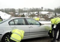 Ziemas tumšajos periodos Latvijas šoferīši aizvien biežāk pārkāpj šo noteikumu: sods līdz 30 eiro