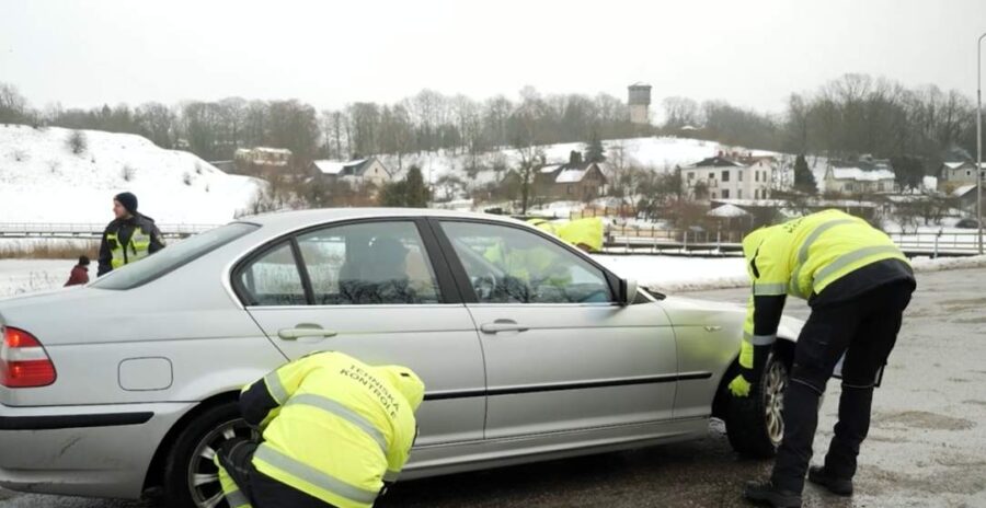 Ziemas tumšajos periodos Latvijas šoferīši aizvien biežāk pārkāpj šo noteikumu: sods līdz 30 eiro