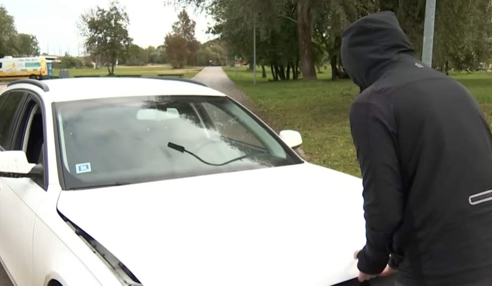 ”Neizgāju TA tikai dēļ šī sīkuma uz priekšas stikla”: CSDD uzsver, ka par šādu vējstiklu jūs saņemsiet 2 vērtējumu