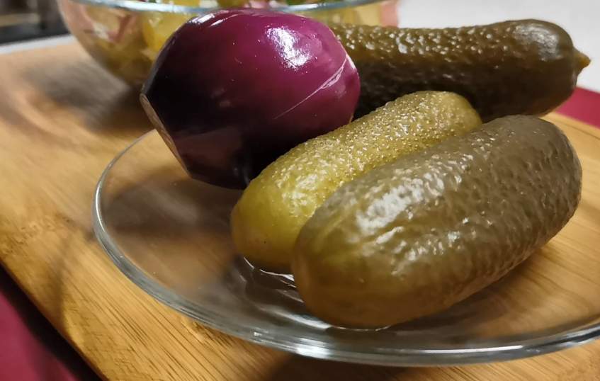 Pati vienkāršākā sālīto gurķu uzkoda, kas no galda pazūd pirmā