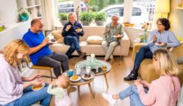 Kā pieklājīgi dot mājienu viesiem, kas aizciemojušies, ka ir laiks doties prom