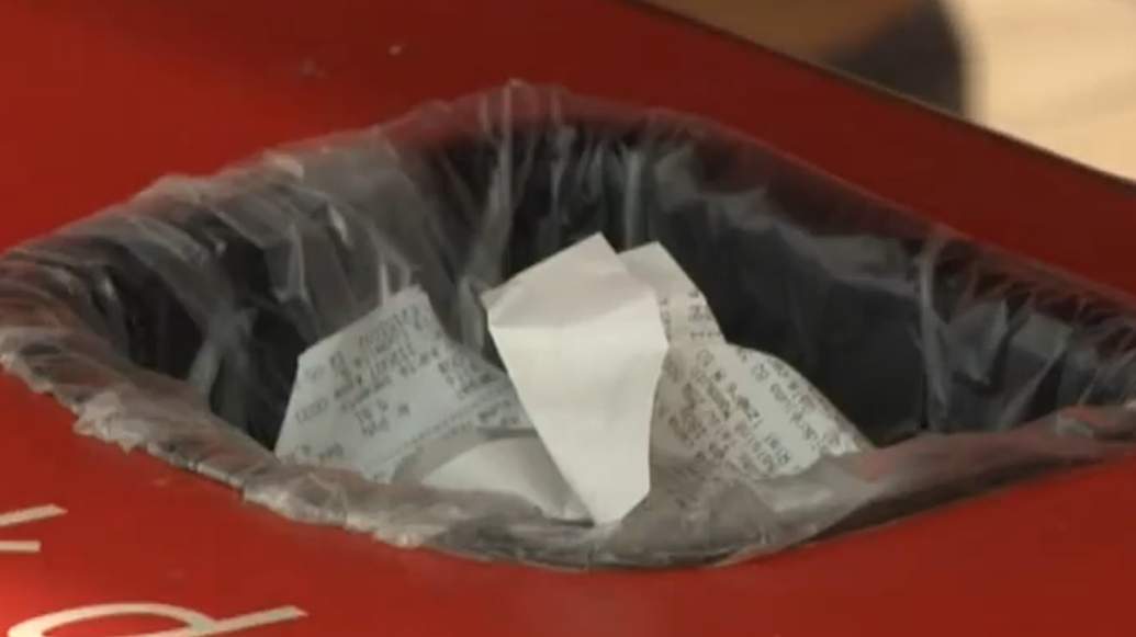 Vairāk nekā tikai cena: Rīgas lielveikala kasiere atklāj, kādu informāciju patiesībā slēpj jūsu pirkuma čeks