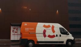 Klients ļoti vīlies ‘”Omniva” kurjeru piegādes darbā: “Jau kuru reizi pakas ir metamas ārā”