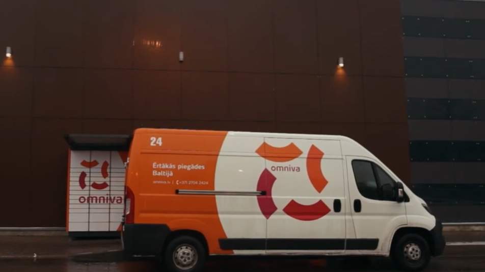 Klients ļoti vīlies ‘”Omniva” kurjeru piegādes darbā: “Jau kuru reizi pakas ir metamas ārā”