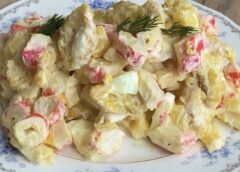 Sulīgie krābju nūjiņu salāti “pa jaunam” — mans gardākais ziemas atradums, ko baudām atkal un atkal