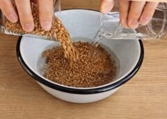 Apleju griķus ar verdošu ūdeni un pievienoju 1 olu: ceļu galdā lieliskas vakariņas visai ģimenei praktiski “no nekā”