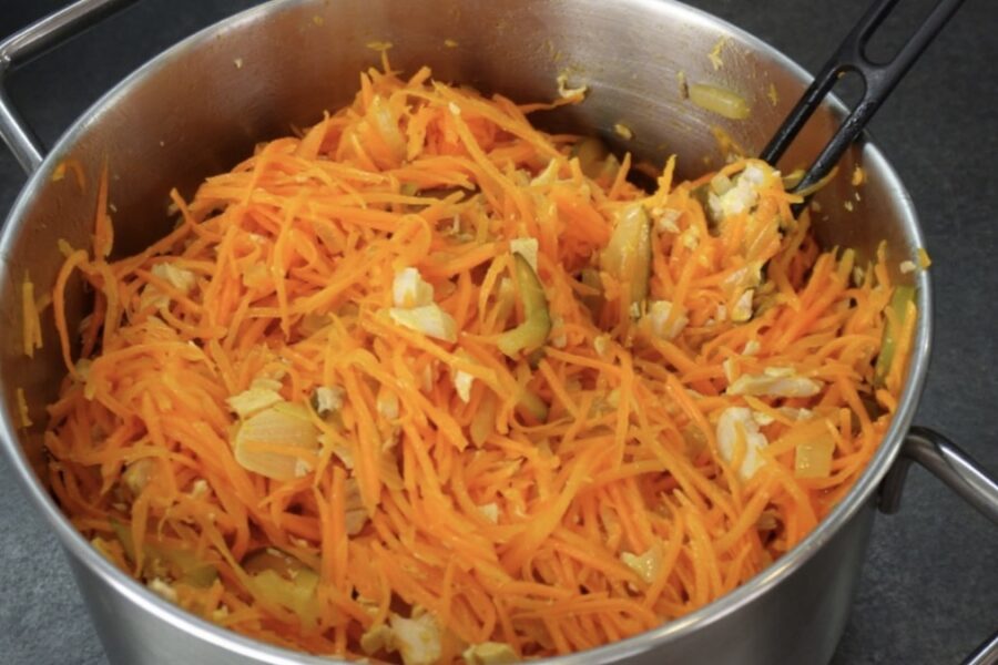 Šie ir mani mīļākie burkāni ziemai: uzreiz gatavoju veselu katlu un lieku ledusskapī – jo ilgāk tie stāv, jo garšīgāki kļūst