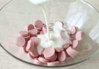 Vienkārši pārleju cīsiņus ar kefīru un lieku cepeškrāsnī: gatavoju šādi jau 10 gadus parasto pīrāgu vietā