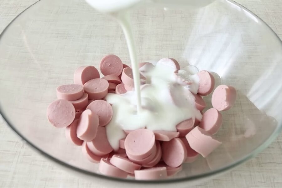 Vienkārši pārleju cīsiņus ar kefīru un lieku cepeškrāsnī: gatavoju šādi jau 10 gadus parasto pīrāgu vietā