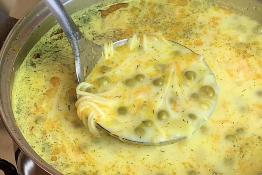 Ņemu zirnīšus un pagatavoju gardu zupu tikai 20 minūtēs: vienkārša recepte no produktiem, kas jau ir mājās