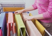 Lai veļa telpās izžūtu daudz ātrāk: zinoša apkopēja pastāstīja vienkāršu triku, ko izdarīt tūlīt pēc mazgāšanas