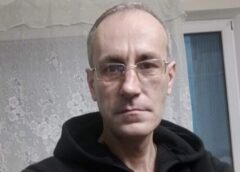 “No rītiem izlikos guļam, lai tikai viņu nedzirdētu”: draugs (48) izvācās pēc pusgada, nespējot pieņemt divus partneres ieradumus