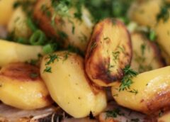 Krāsnī cepti kartupeļi vienmēr izdosies īpaši kraukšķīgi un gardi, ja tos apviļāsiet ar vienu pavisam vienkāršu sastāvdaļu