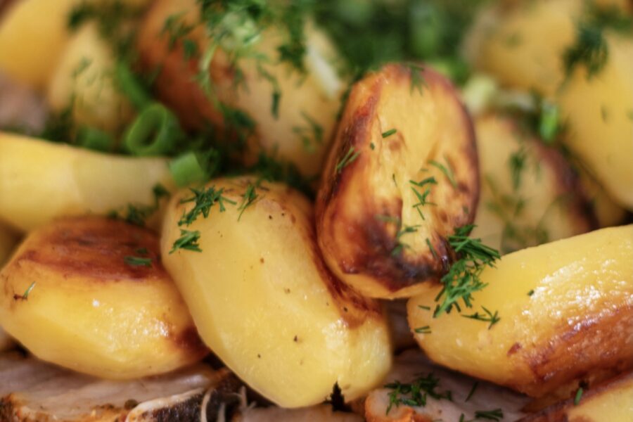 Krāsnī cepti kartupeļi vienmēr izdosies īpaši kraukšķīgi un gardi, ja tos apviļāsiet ar vienu pavisam vienkāršu sastāvdaļu