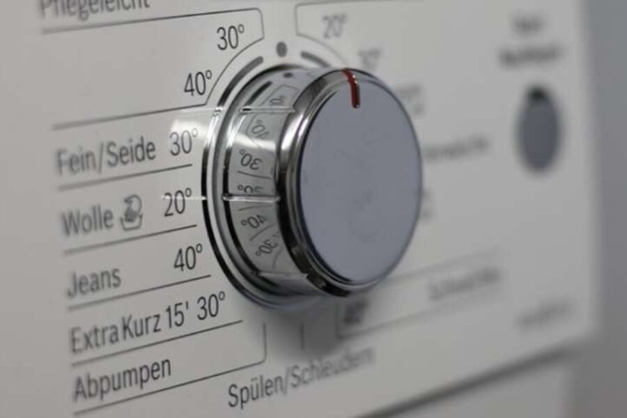 Kāpēc speciālisti iesaka izvairīties no viena populāra mazgāšanas režīma: tas klusi bojā gan veļas mašīnu, gan drēbes