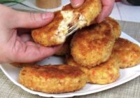 Ņemu krabju nūjiņu un gatavoju kotletes pēc vecmāmiņas receptes: restorāna cienīga uzkoda, kas top tikai 10 minūtēs