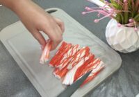 Krabju nūjiņu salātus tagad gatavoju tikai šādi: sastāvdaļu savienojums ir izcils un pati recepte aizņem vien pāris minūtes