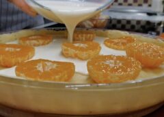 Ziemas sezonā mandarīnu pīrāgs man top visbiežāk: aromāts piepilda visu māju un recepte ir pavisam vienkārša