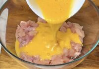 Vienkārši sagriežu fileju šķēlēs un pievienoju divas olas: tik garšīgi, ka ziemā gatavoju katru otro dienu un visi lūdz vēl