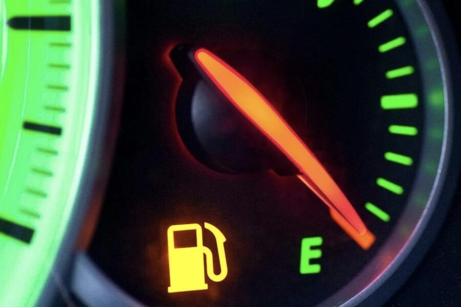 Daudzi autovadītāji tikai tagad uzzina, cik kilometru auto patiesībā vēl var nobraukt pēc degvielas lampiņas iedegšanās