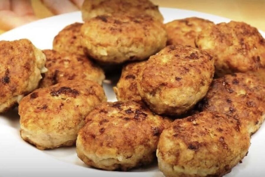 Kotletes vairs neapviļāju rīvmaizē un miltos: atradu daudz kraukšķīgāku panējumu, un visa sula vienmēr paliek iekšpusē