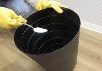 Ieberu 1 tējkaroti tieši atkritumu spainī un vairs nav nepatīkamu aromātu: triks, ko iemācīja vecmāmiņa Dzintra no laukiem