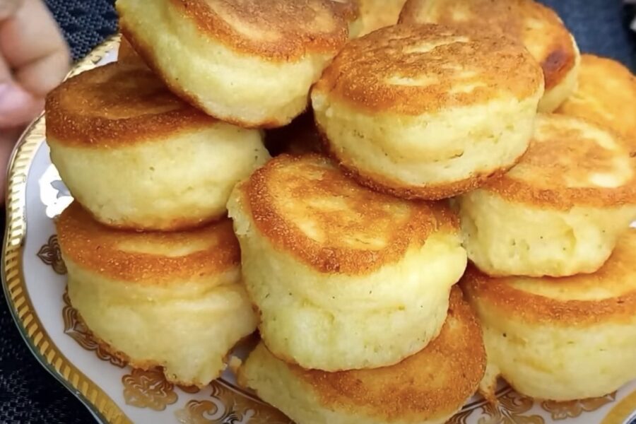 Bez miltiem un tikai 10 minūtēs: pufīgākās brokastu pankūkas visai ģimenei no glāzes kefīra