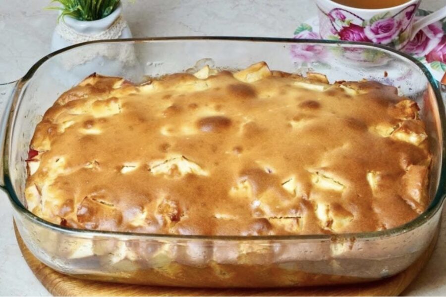 Pāris āboli un 15 minūtes: ceļu galdā gardāko pīrāgu visai ģimenei, kas burtiski kūst mutē un vienmēr izdodas