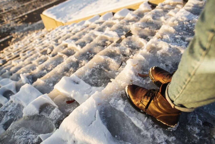 Ne sāls un ne smiltis: ar ko patiesībā vislabāk kaisīt celiņus apledojuma laikā, lai nesabojātu apavus