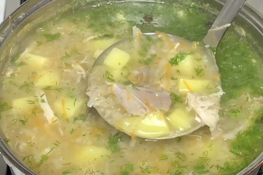 Polijā gatavo ļoti vienkāršu un garšīgu zupu, nespēju noturēties un pamēģināju arī: tik aromātisku maltīti vēl nebiju ēdis