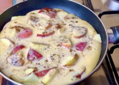 Lielisks ābolu pīrāgs pannā tikai 5 minūtēs, kas burtiski kūst mutē: ļoti ātras un garšīgas brokastis visai ģimenei