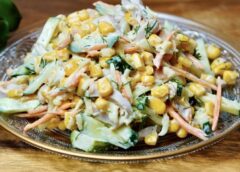 Ņemu kukurūzu un nedaudz vistas gaļu: pagatavoju lieliskus salātus, kas no galda pazūd ātrāk, nekā paspēju tos uztaisīt