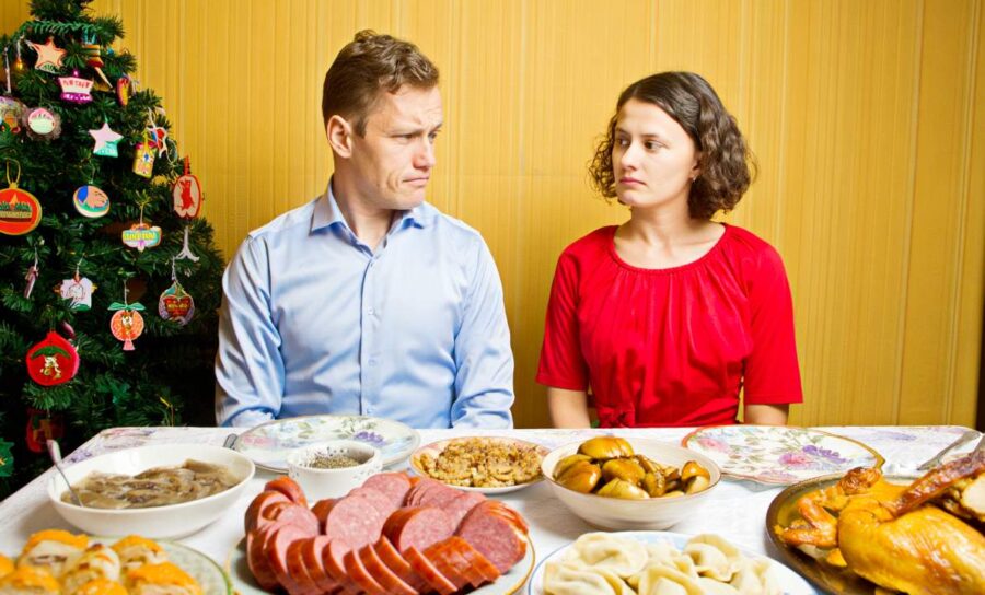 Sametāmies dārgiem ikriem, bet galdā ieraudzījām siļķi: Jaungada svinības pie paziņām beidzās ar savādu pēcgaršu