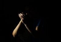 Sociālā plaisa Latvijā: Ceturtdaļa iedzīvotāju balansē uz nabadzības sliekšņa